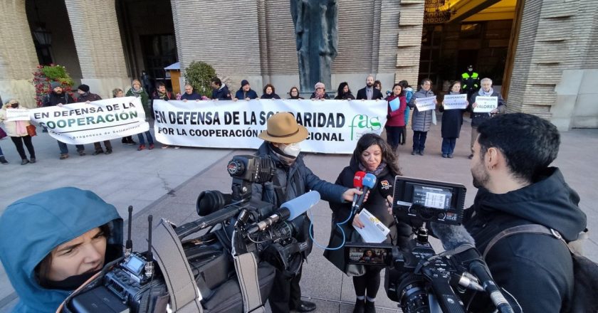 Concentración por la cooperación frente al Ayuntamiento de Zaragoza | Foto: FAS.