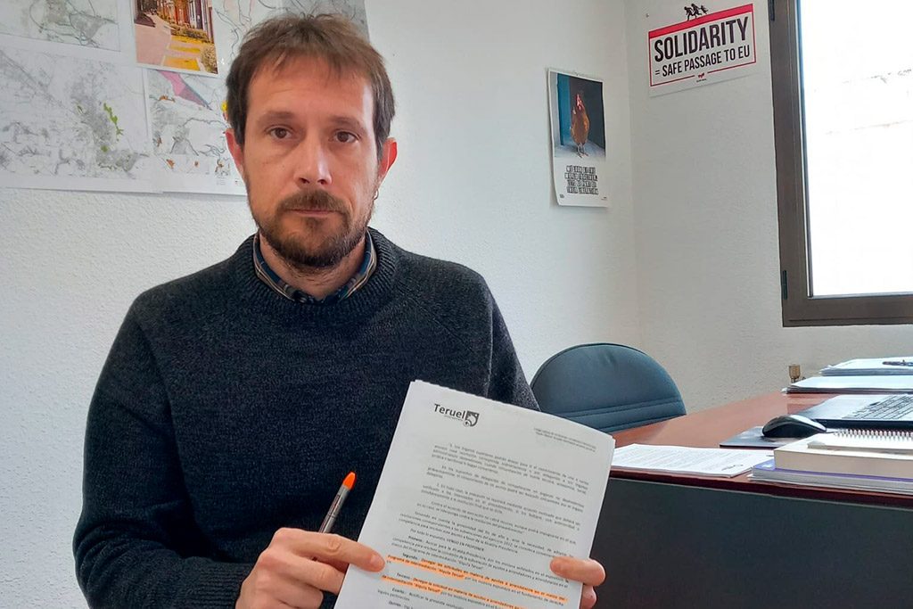 Zésar Corella mostrando documento de denegación ayudas alquiler 2022