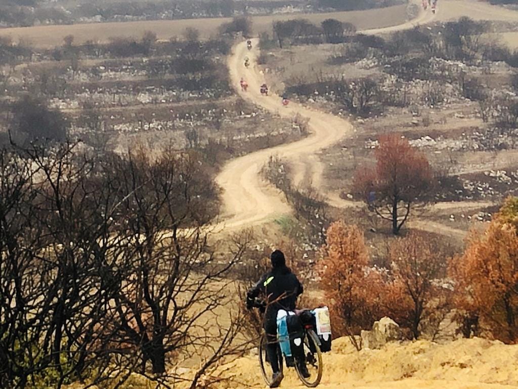 ciclistas viendo los estragos de los incendios