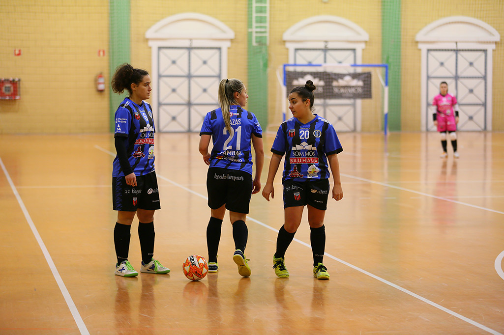 Jugadoras del Intersala10 esperando al partido en la pista
