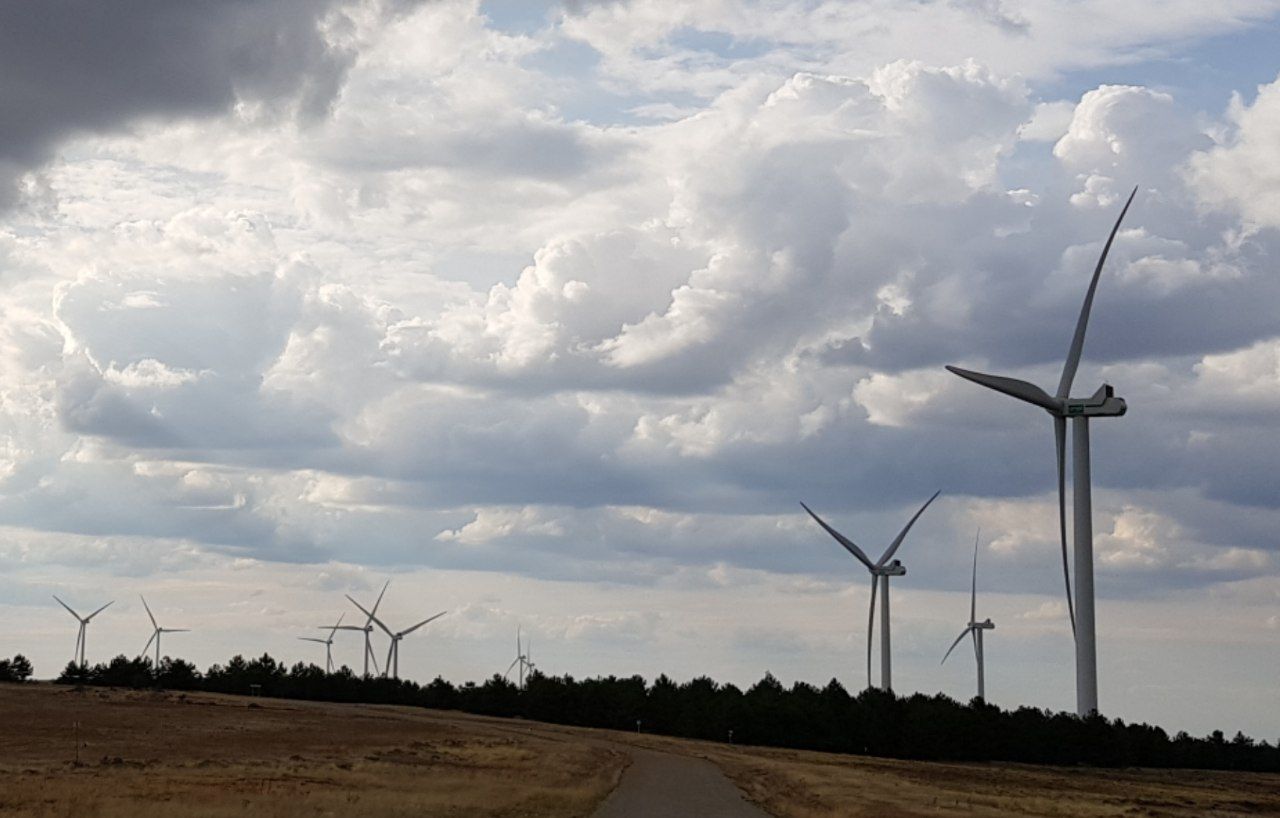 Unos aerogeneradores en el horizonte