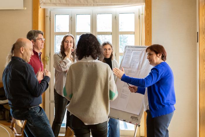 Un grupo de gente realiza una reunión sobre la digitalización del depósitivo de fianzas