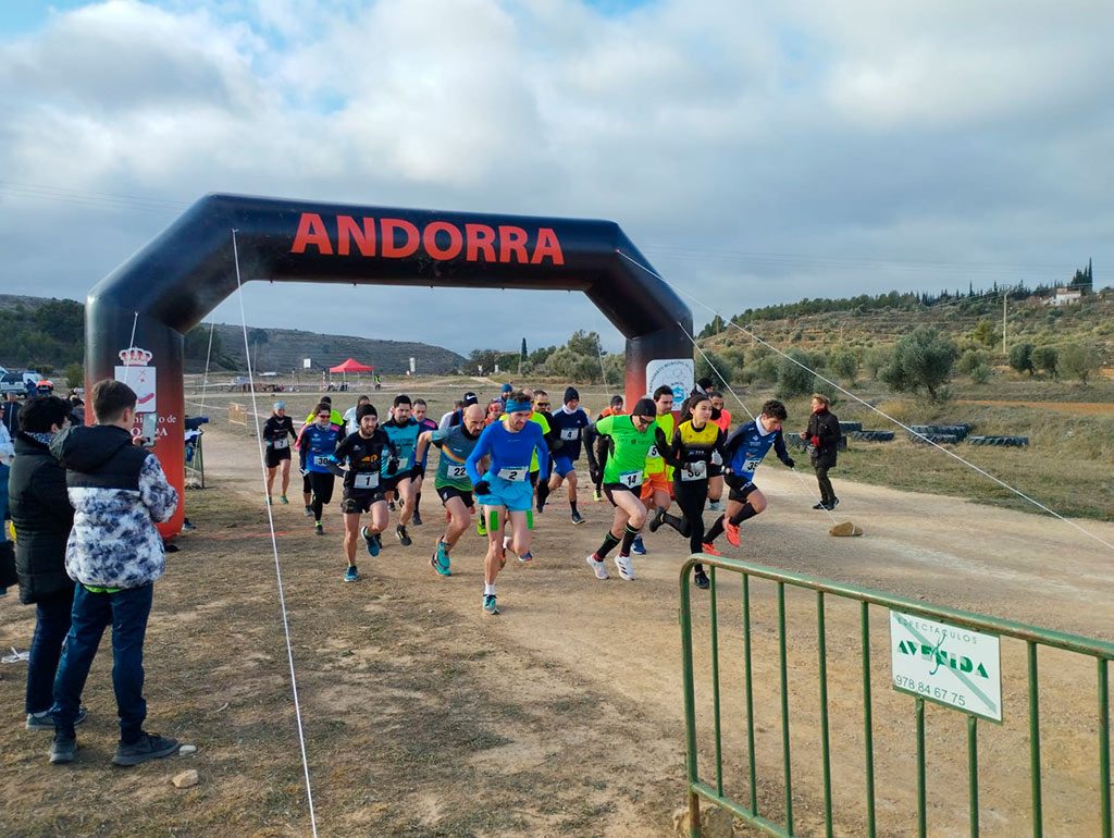 Un momento de la salida de la Carrera Absoluta y Juvenil del Cross Villa de Andorra