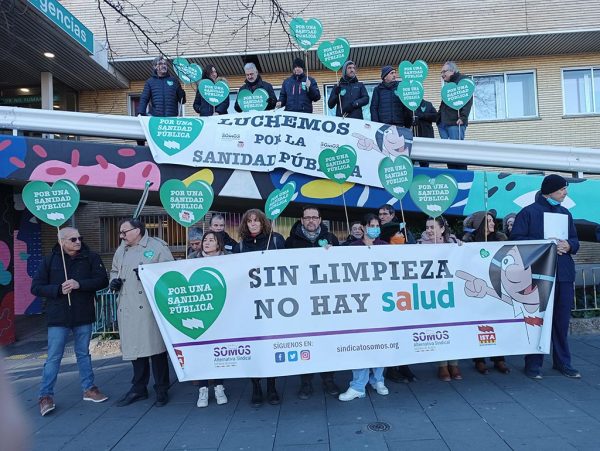 Concentración del personal sanitario y de limpieza frente al hospital materno infantil de zaragoza