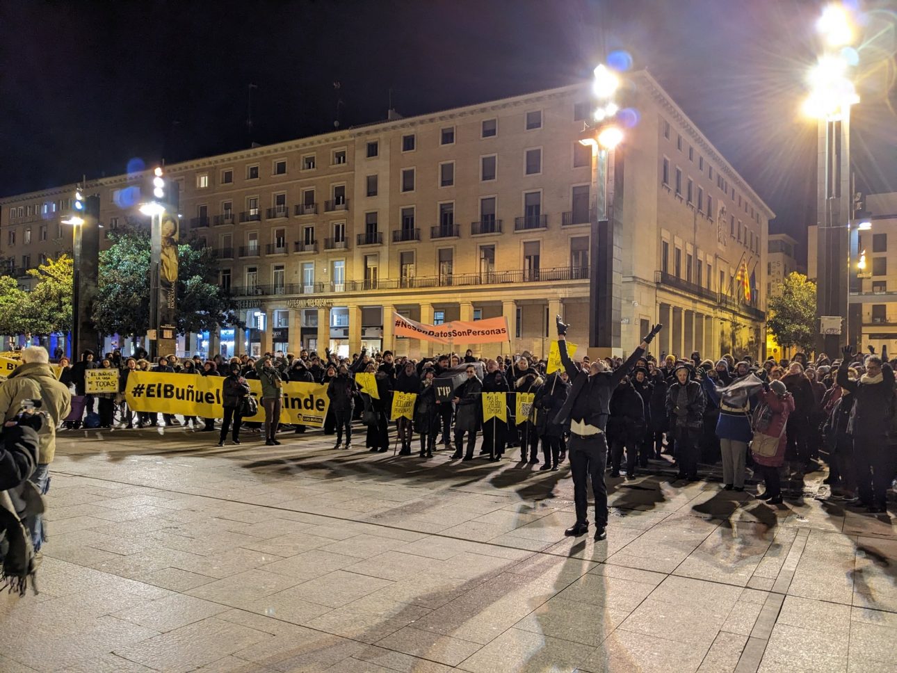 Performance delante del Ayuntamiento de Zaragoza en apoyo al CSC Luis Buñuel |