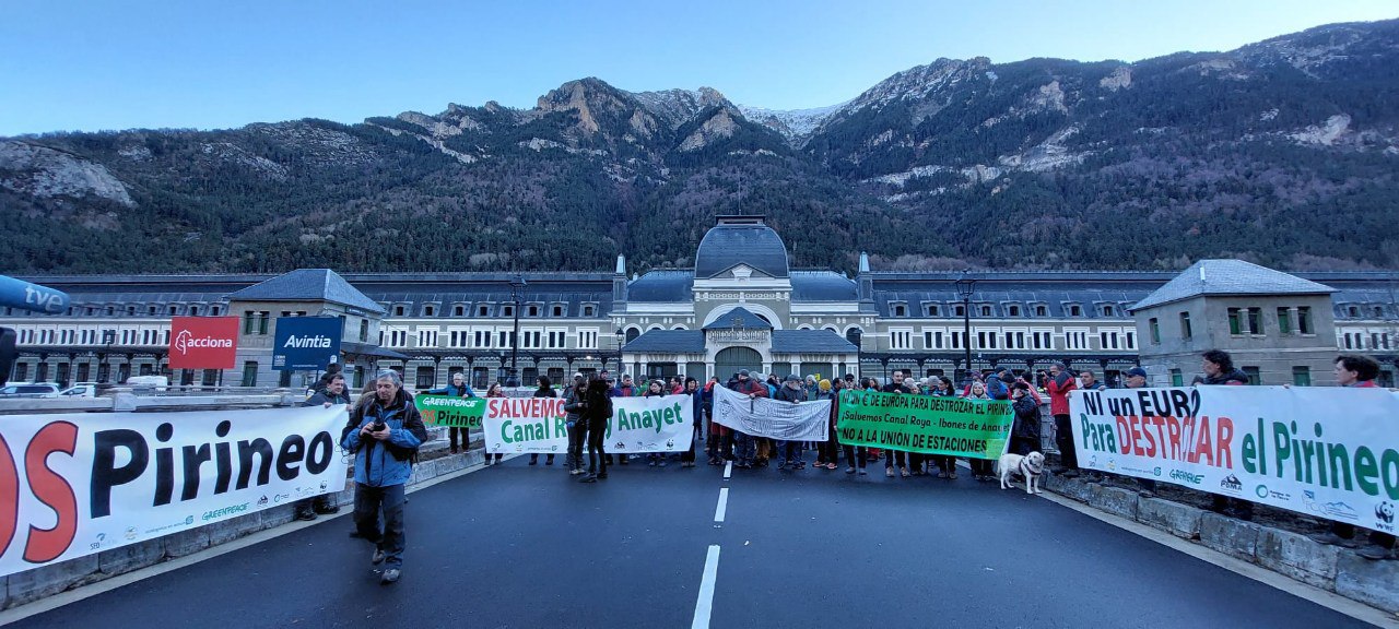 Concentración frente a la Estación de Canfranc en contra de las obras en Canal ROya | Foto: PDMA.