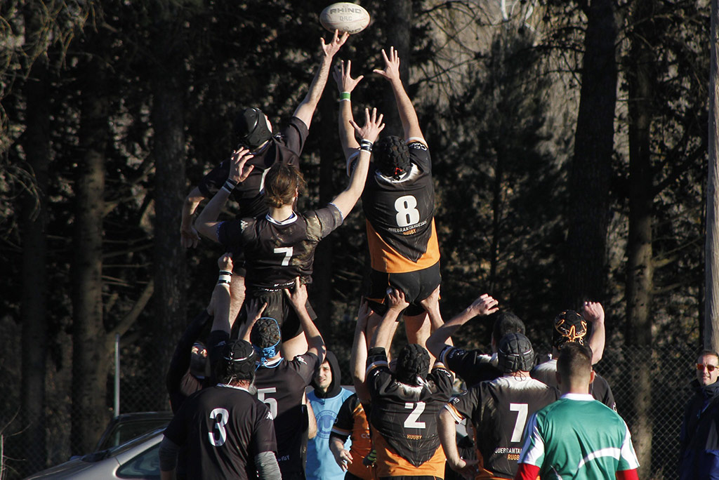 Un grupo de jugadores de rugby del quebrantahuesos rugby club sobre el campo