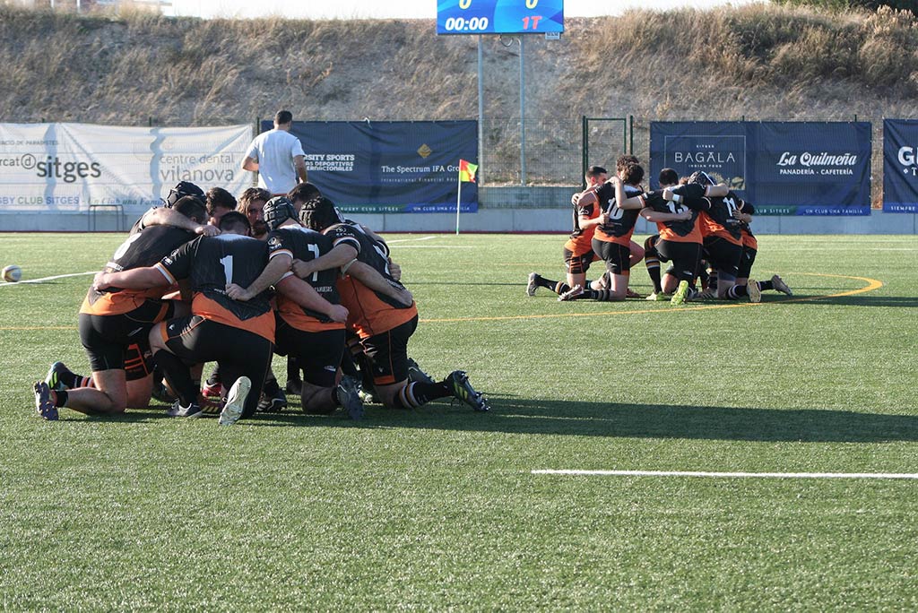 los dos equipos de rugby durante el partido
