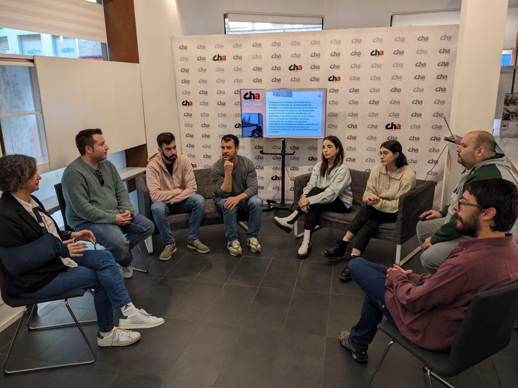 juventud varias personas de cha y choventut reunidas