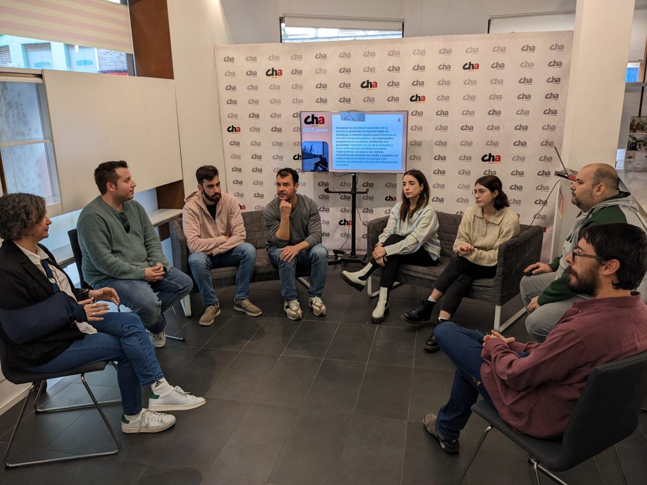 juventud varias personas de cha y choventut reunidas