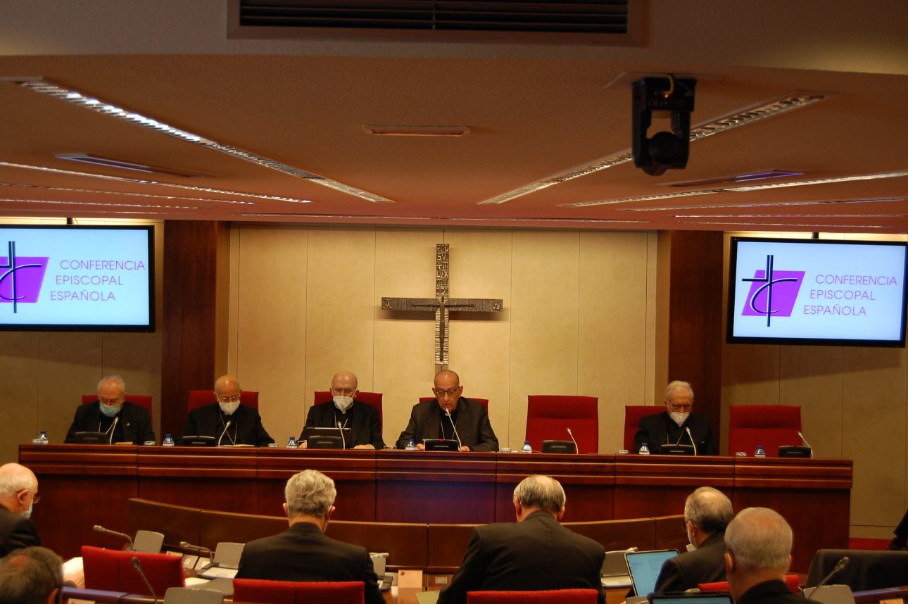 varios religiosos en una reunión para la ilustrar esta noticia sobre las diócesis