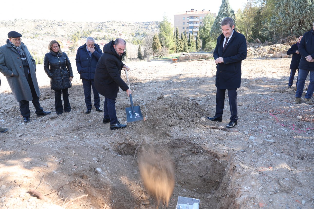 El presidente del Gobierno de Aragón, Javier Lambán, y el alcalde de Alcanyiz, Ignacio Urquizu, participan en la colocación de la primera piedra de la nueva residencia | Foto: Luis Correas.