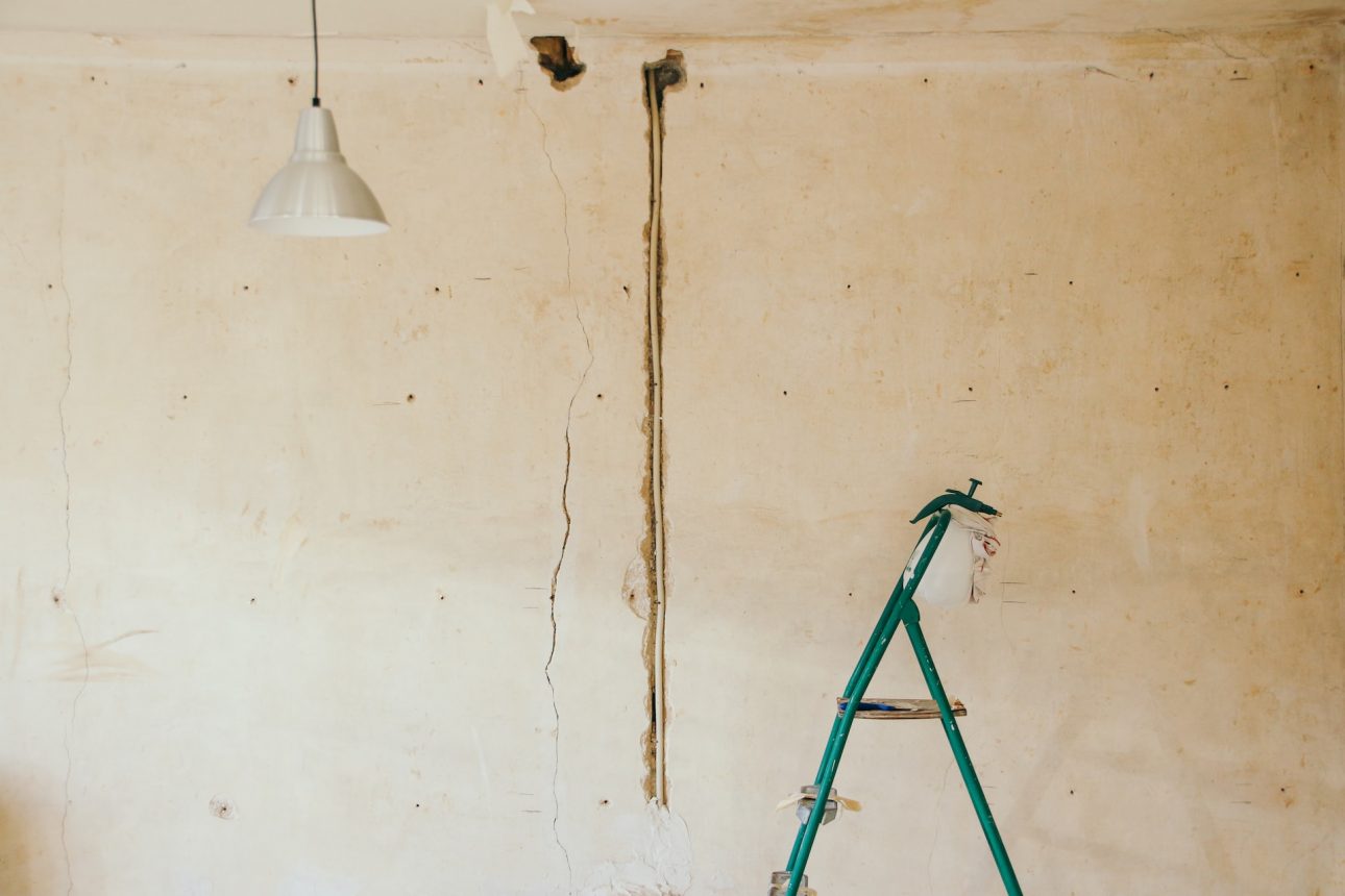 Una escalera en una habitación vacía