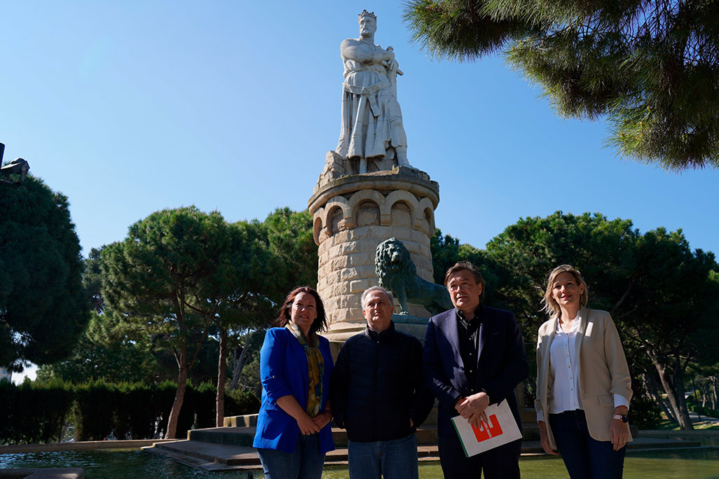 Candidatos de Teruel Existe y Aragón Existe posan por motivo de su coalición