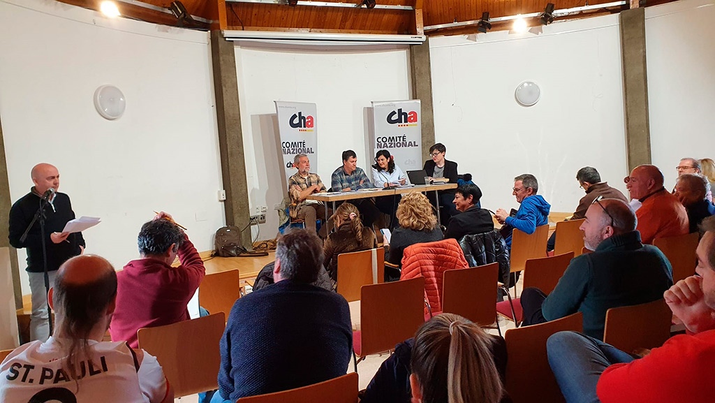 Un grupo de personas reunidas en el comité nazional de cha