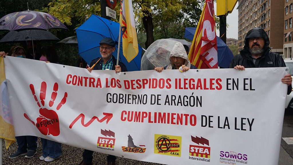 Concentración del sindicato STEPA en el acceso a las Cortes de Aragón