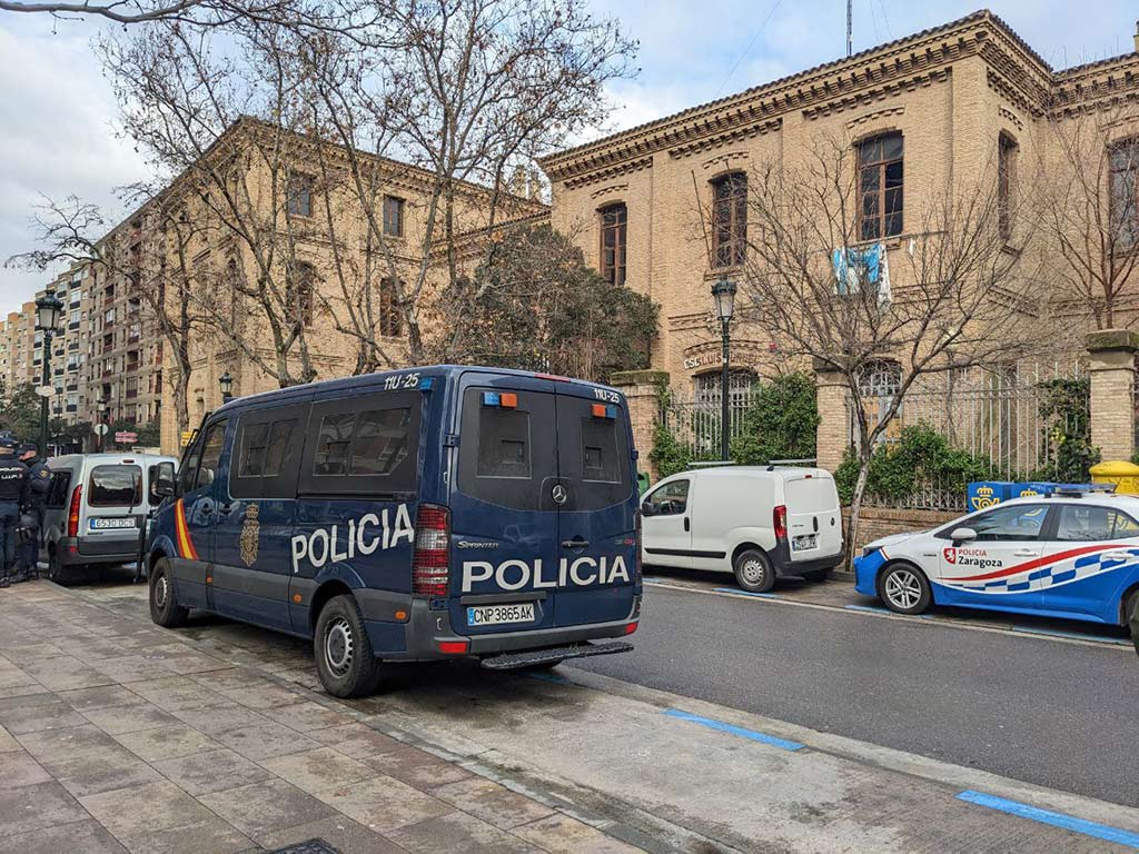 Edificio del CSC Luis Buñuel de Zaragoza sitiado por policias