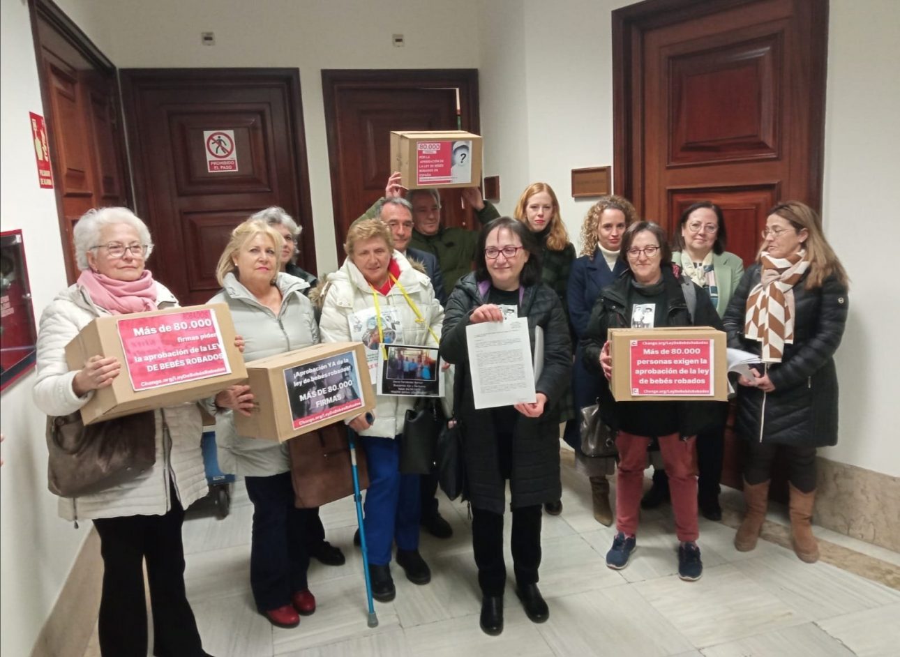 Representantes de la coordinadora entregando las firmas