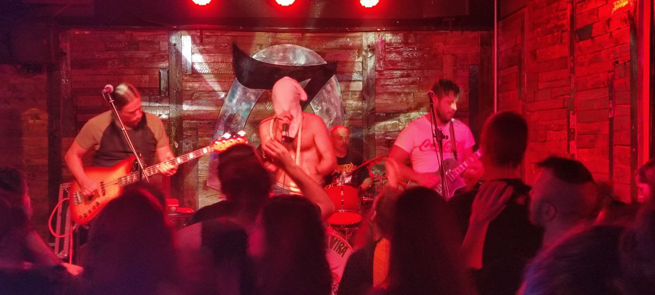 Guiñote de Qontaqto en su concierto en la sala Zeta de Zaragoza