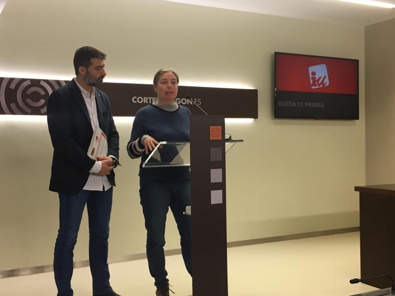 Marga Deya y Alvaro Sanz de iu aragón en una rueda de prensa