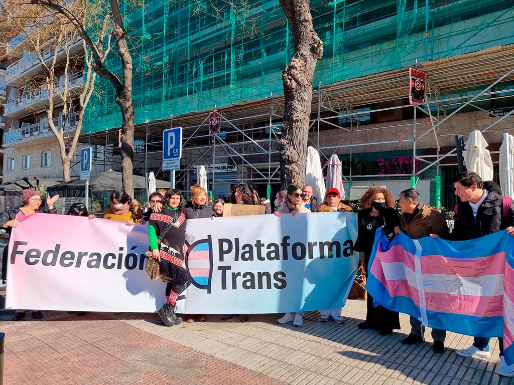 La Plataforma Trans protesta ante el Consulado de Perú ante la oleada de asesinatos a mujeres trans