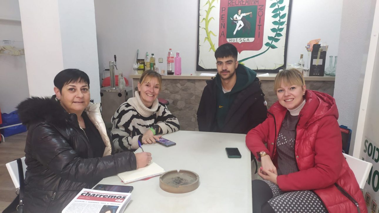 Sonia Alastruey con varias personas reunidas en una mesa