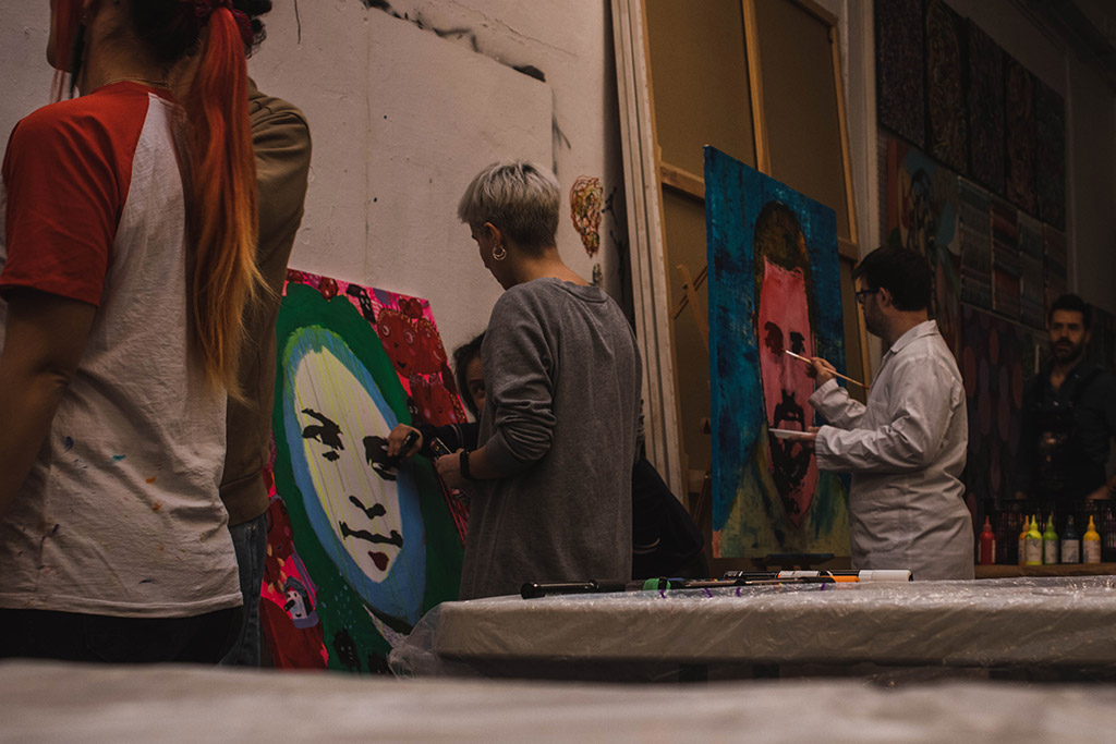 varias pintando arte