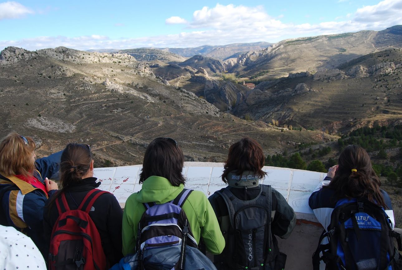 varias personas viendo un paisaje en un mirador durante una actividad de educación ambiental