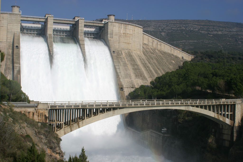 cascada en el embalses de el grado