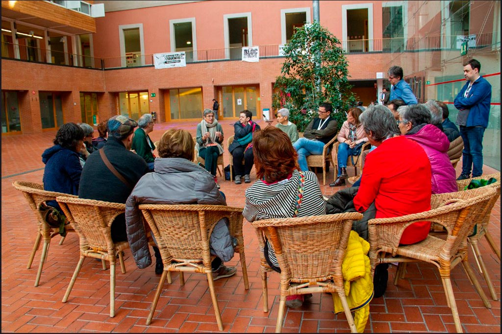 Un grupo de personas debaten sobre la vivienda cooperativa