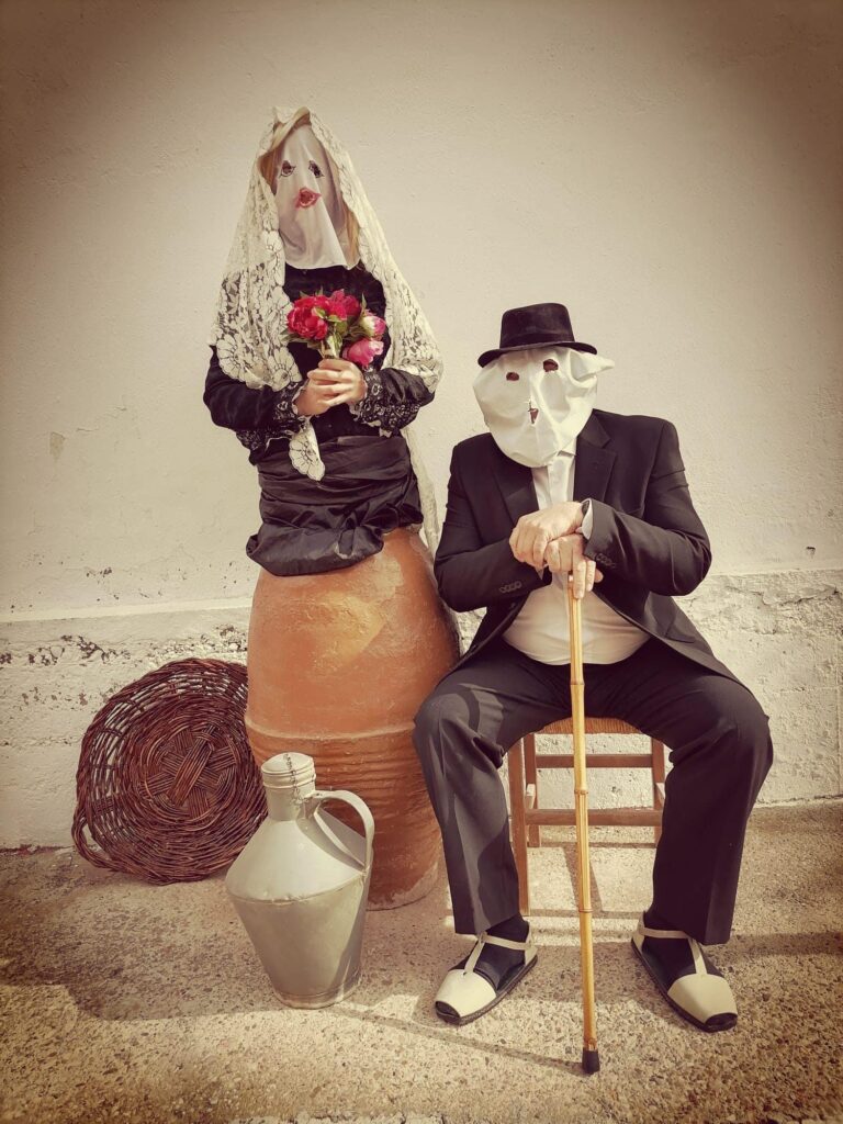 dos personas disfrazadas tradicionalmente de carnaval