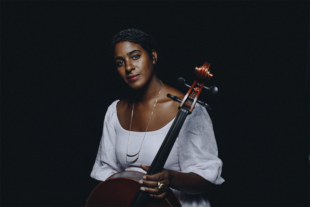 Leyla McCalla posando con su violonchelo