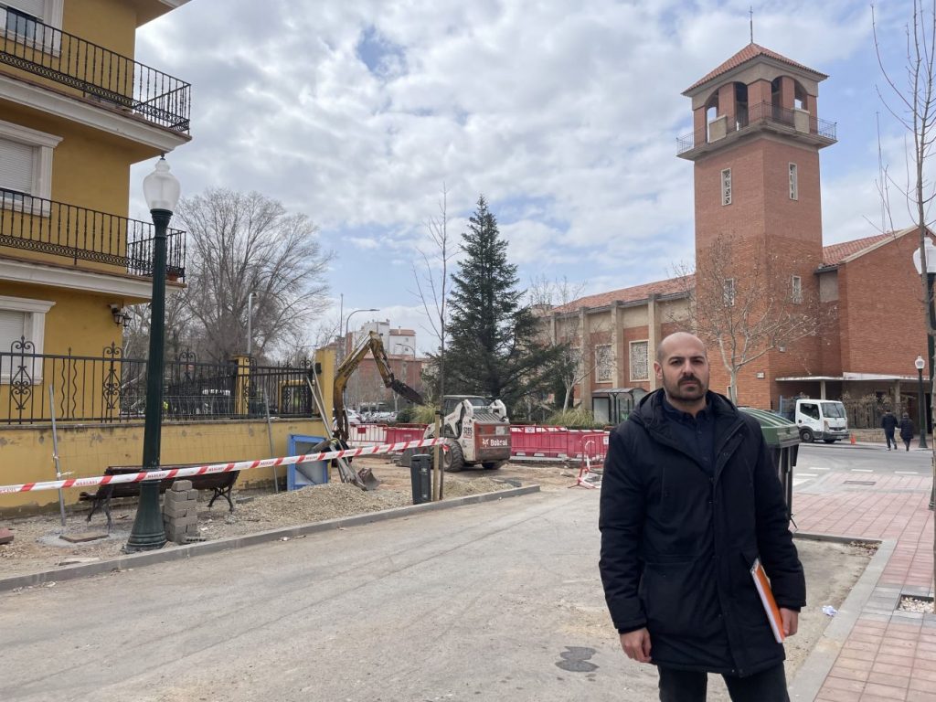 nicolas lopez posando delante de unas obras