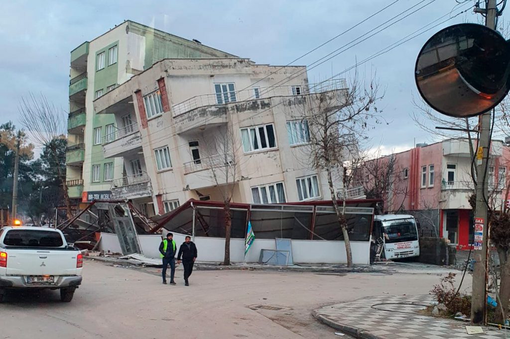 un edificio derrumbado a causa del terremoto