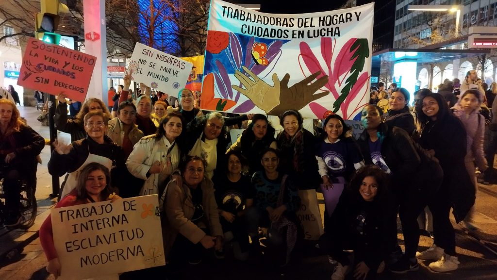Trabajadoras del hogar y los cuidados durante la manifestación del 8M | Foto: Asociación de T. Hogar y Cuidados.