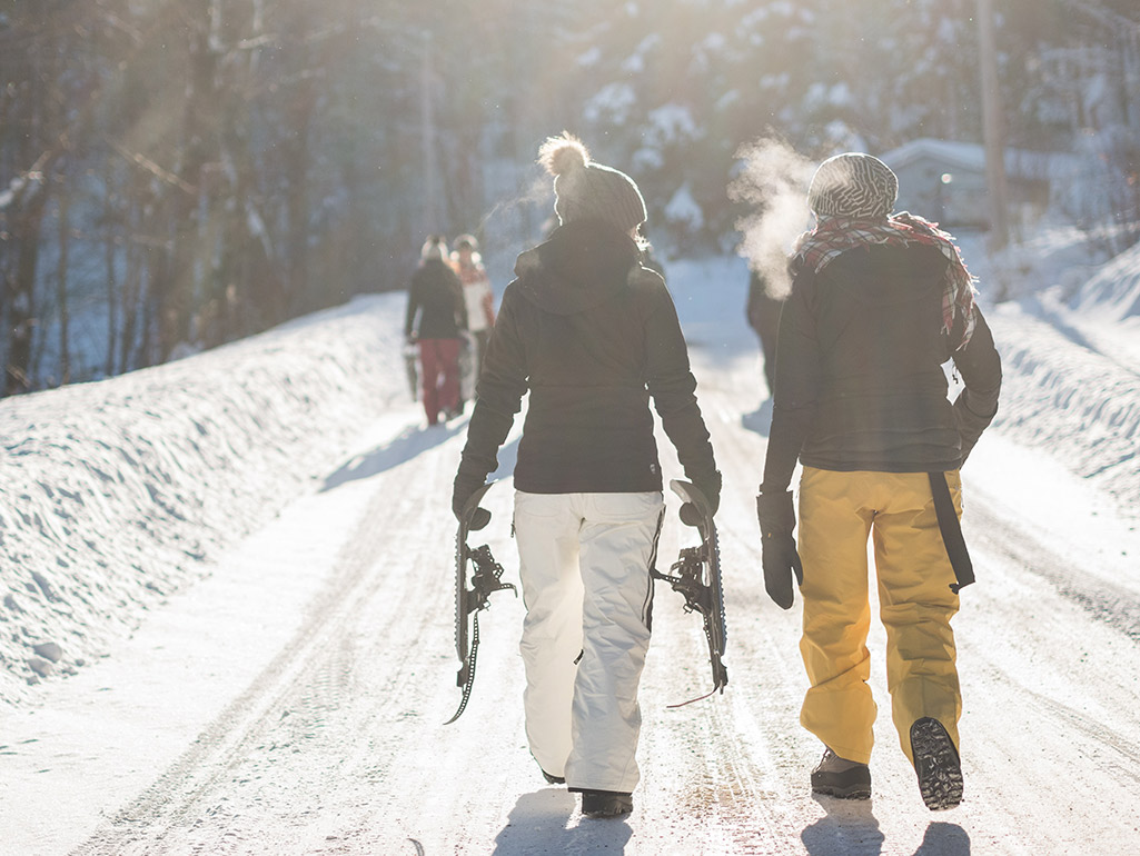 Dos personas en la nieve a punto de esquiar hacer esqui