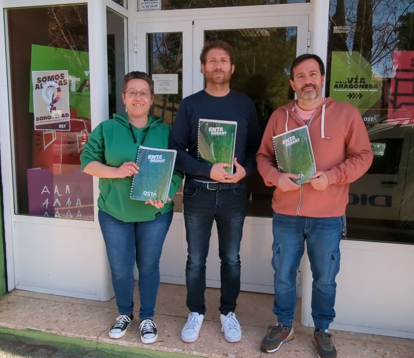 Tres sindicalistas de osta presentando las propuestas