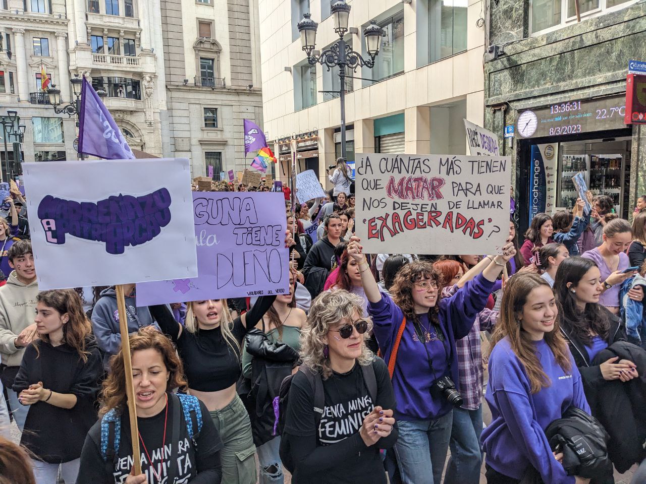 uan chica lleva un cartel sobre la violencia macihsta que dice cuantas más tienen que morir para que dejen de llamarnos exageradas