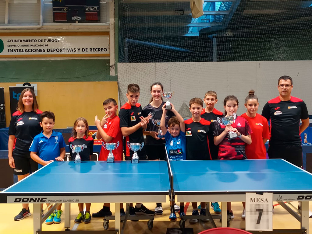 Jugadores y jugadoras de tenis de mesa conforme a una tabla para jugar