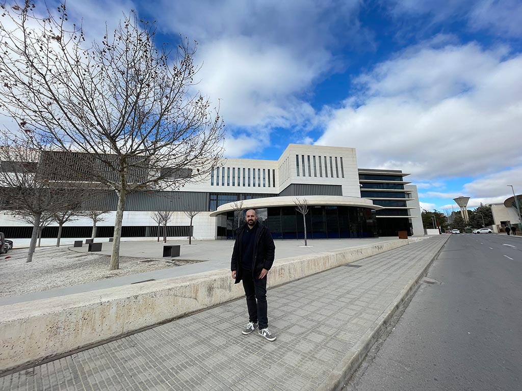 Nicolás López, de Ganar Teruel, frente a la facultad de Bellas Artes en la ciudad