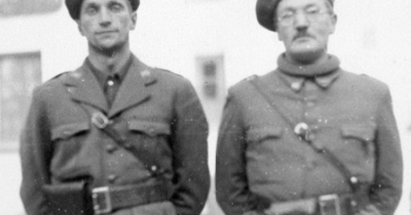 Niilo Makela (izq.) y el comandante del batallón Cecil Smith 1 Foto: Asociación Amigos de las Brigadas Internacionales.