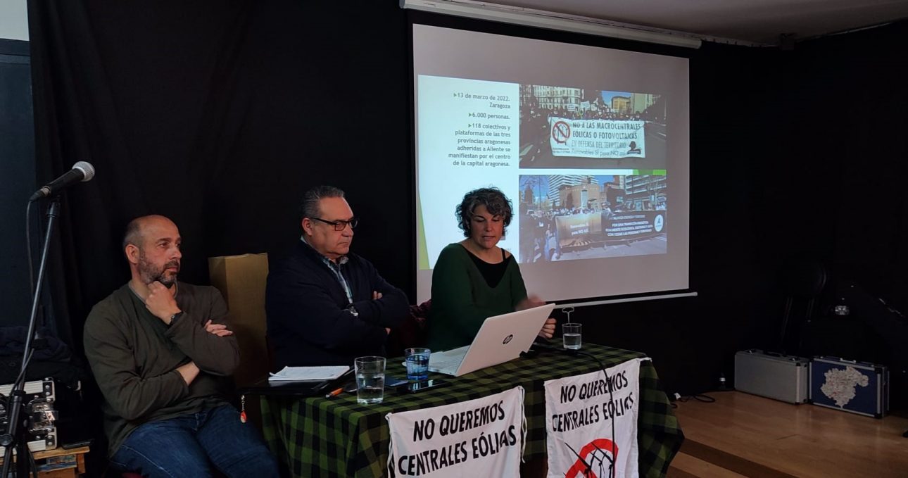 tres personas de paisajes de teruel hablando