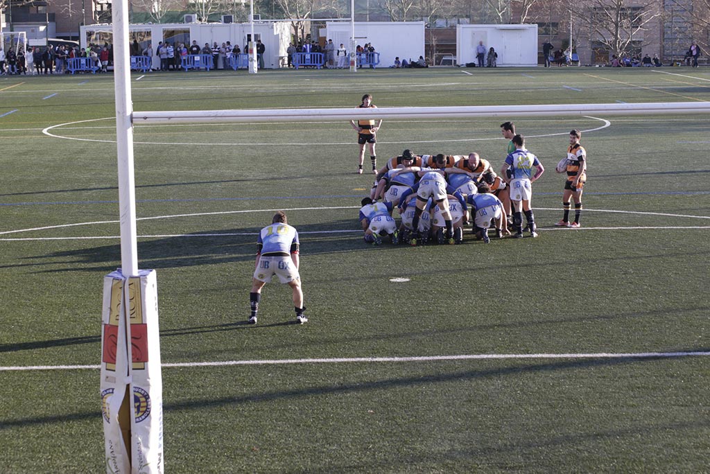jugadores rugby en el campo jugando