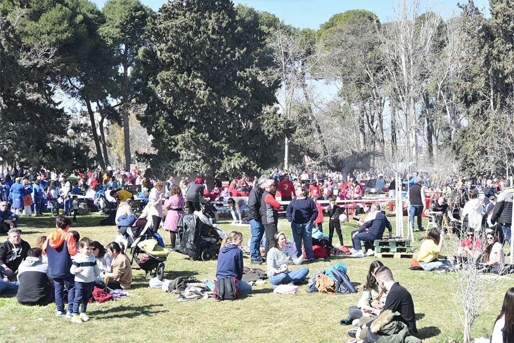 decenas de personas en el parque durante la cinomarzada