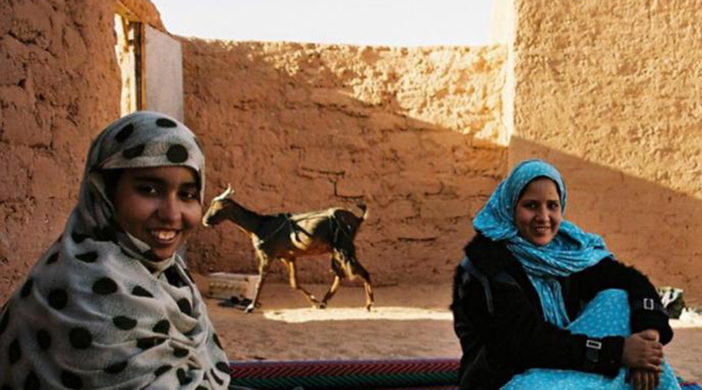 dos mujeres saharauis sentadas