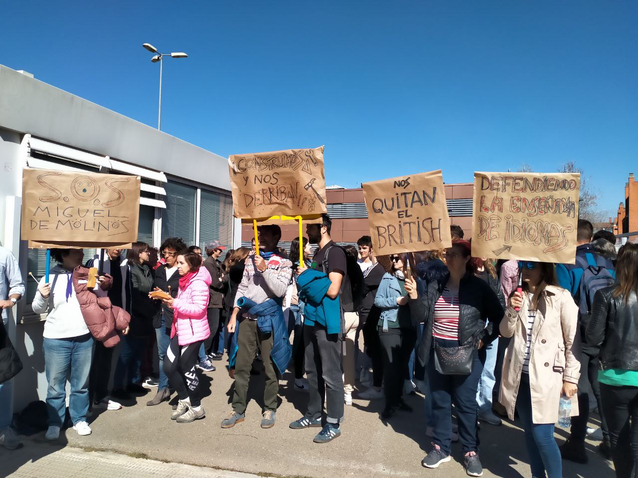 varias personas manifestándose frente al instituto miguel de molinos