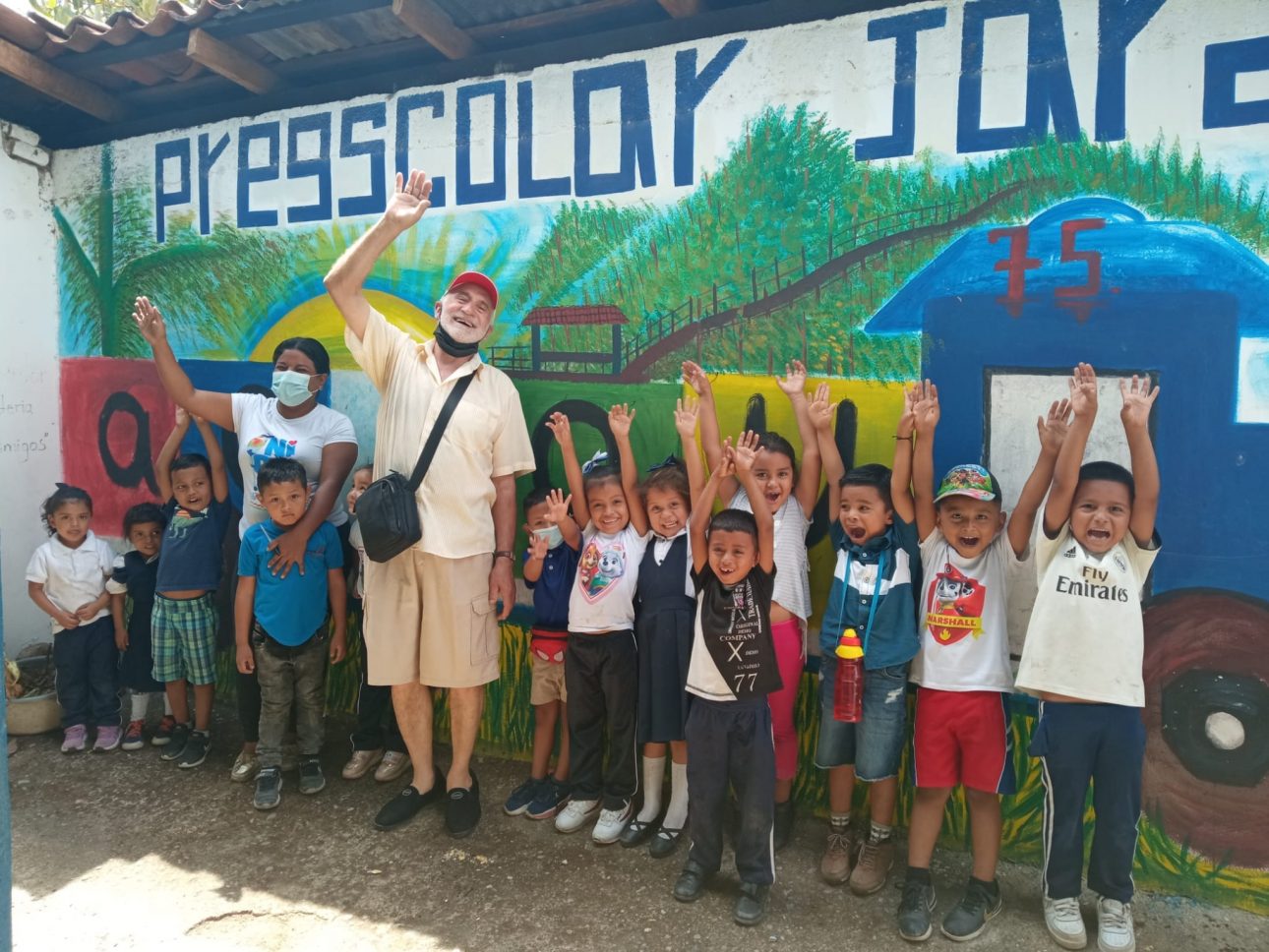 Antonio Brosed con niños del preescolar de nicaragua