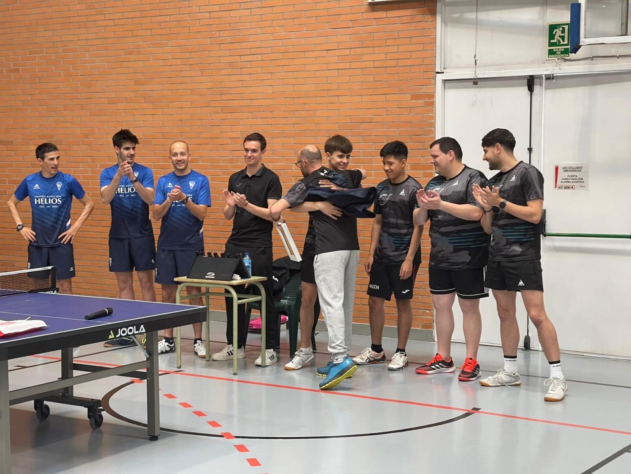 School Zaragoza homenajeó a Alejandro Vivó antes del encuentro ante CN Helios