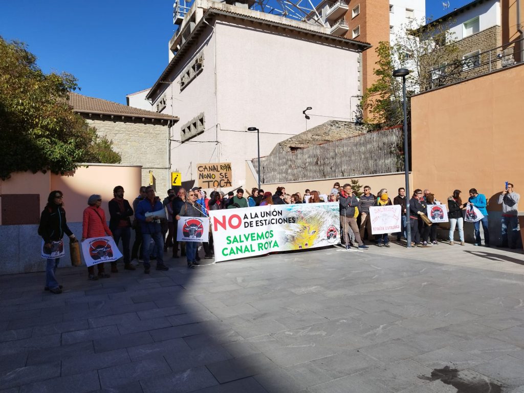 decenas de personas en la concentración