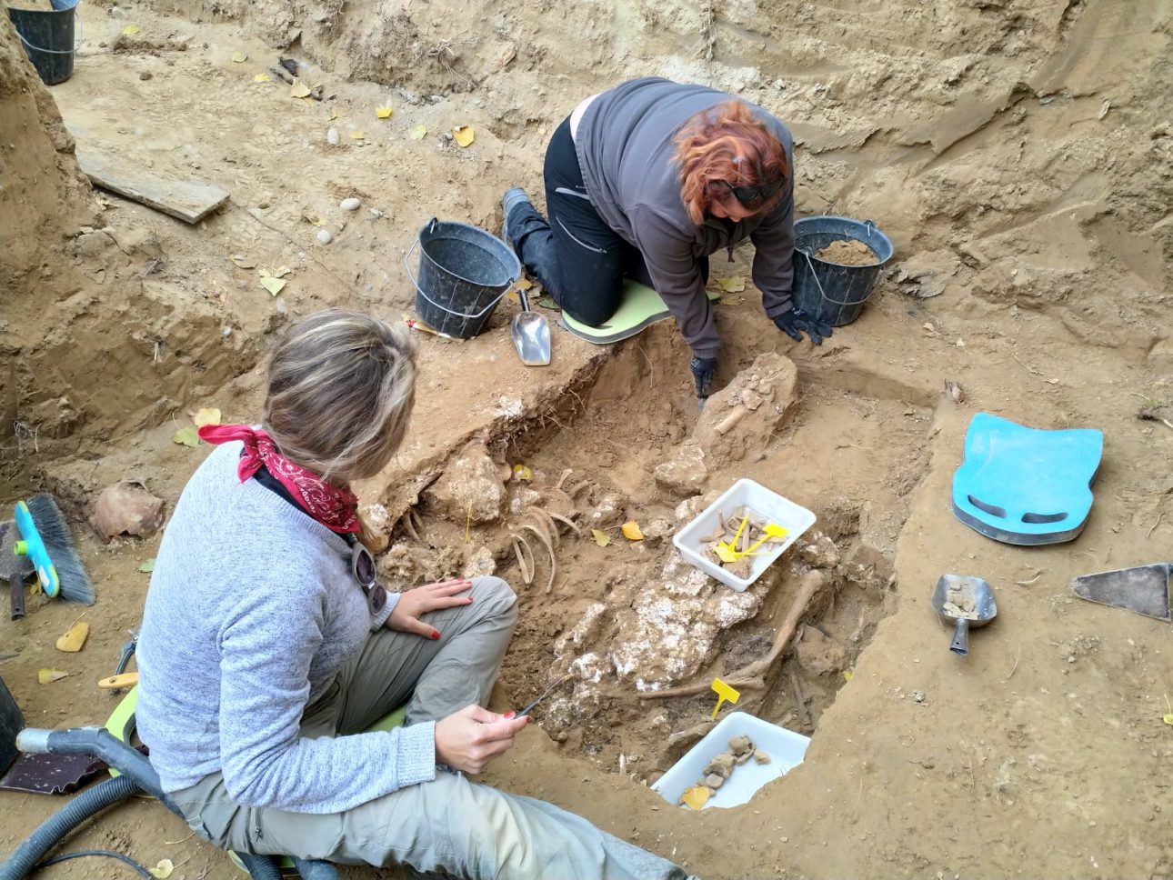 Arqueólogas trabajando en un exhumación | Foto: DPZ.